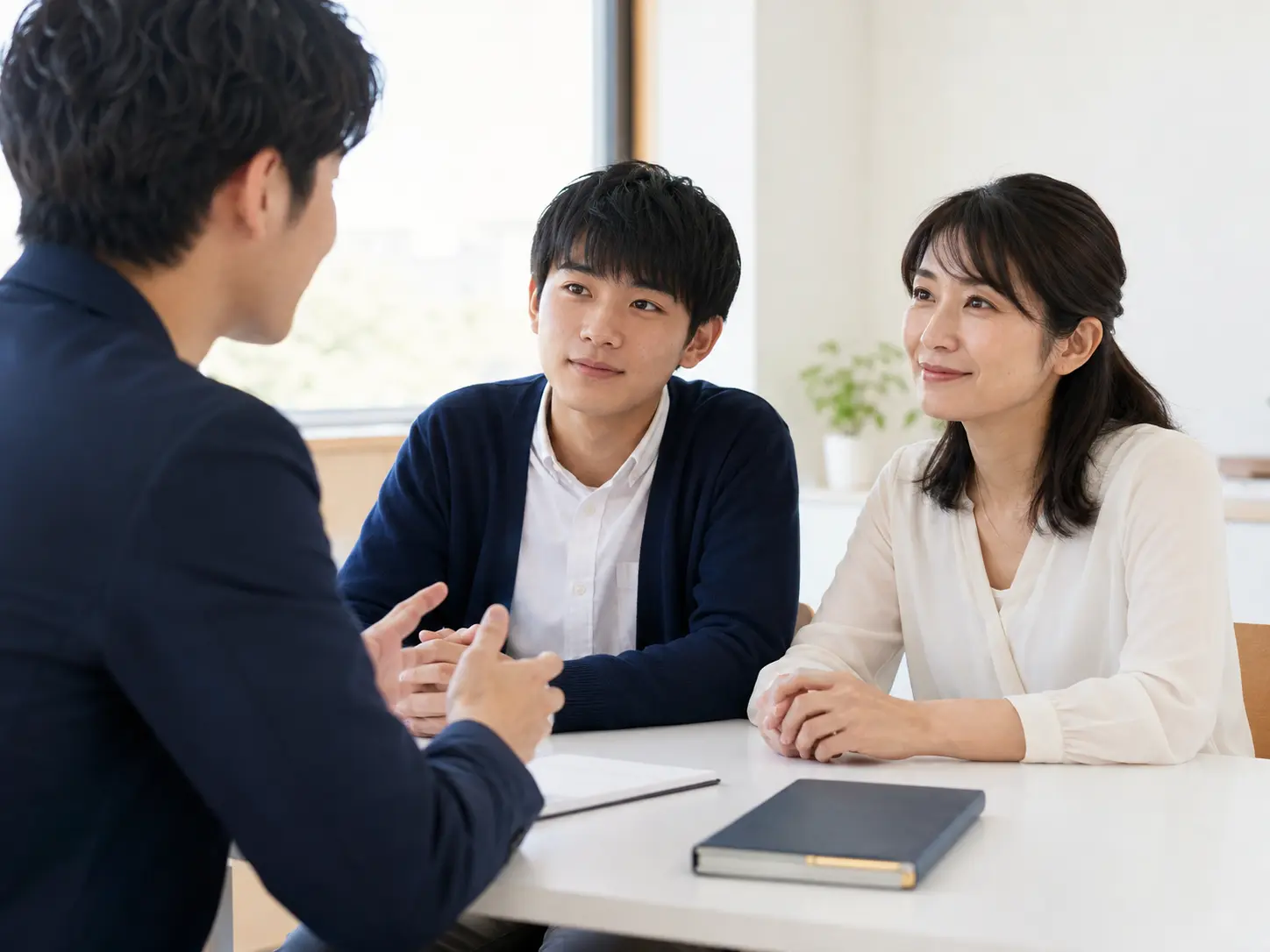 保護者と生徒が無料学習カウンセリングを受ける様子